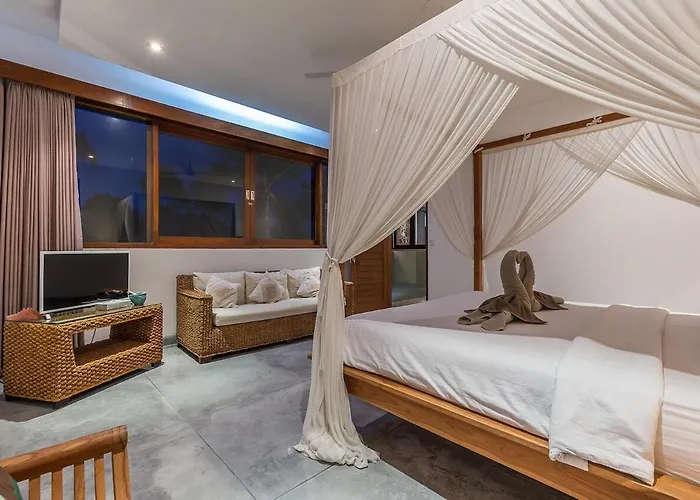 Villa 3br With Ac Living & 12m Pool *