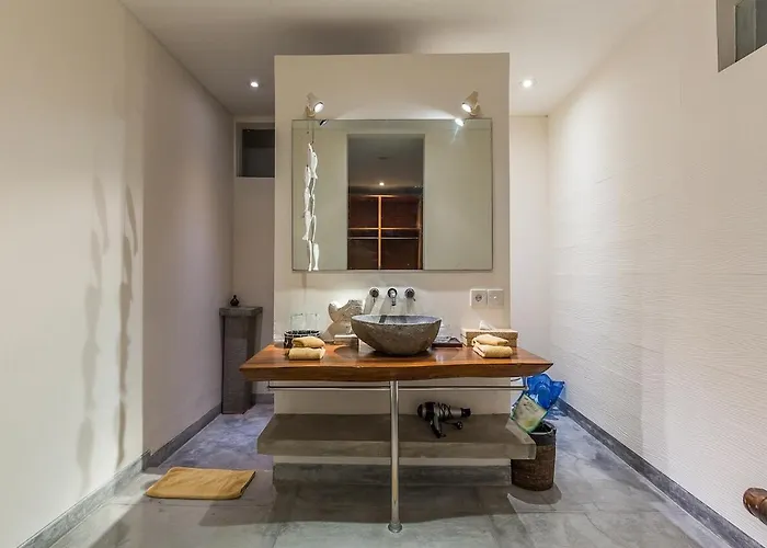 Villa 3br With Ac Living & 12m Pool *