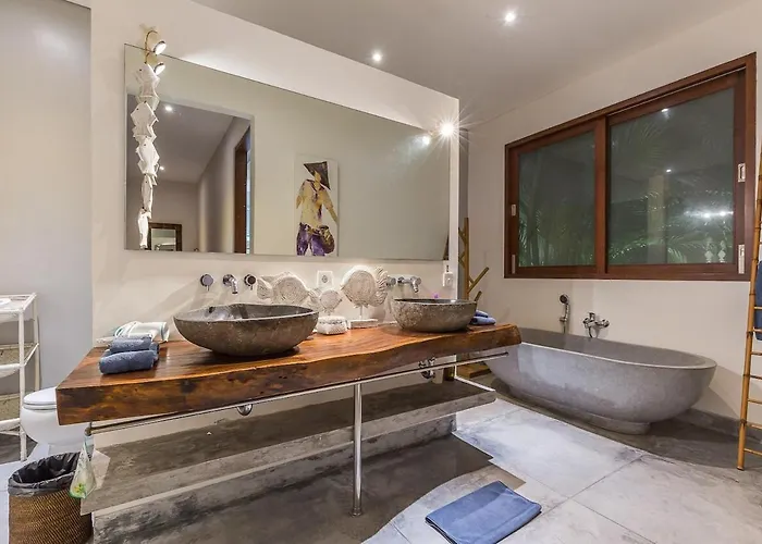 Villa 3br With Ac Living & 12m Pool