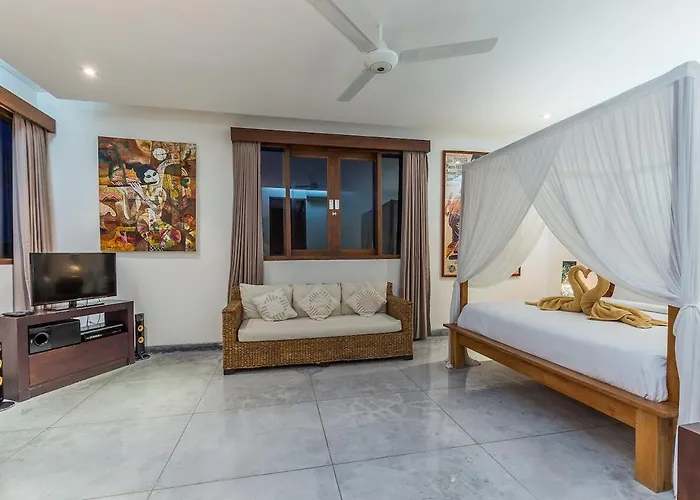 Villa 3br With Ac Living & 12m Pool *