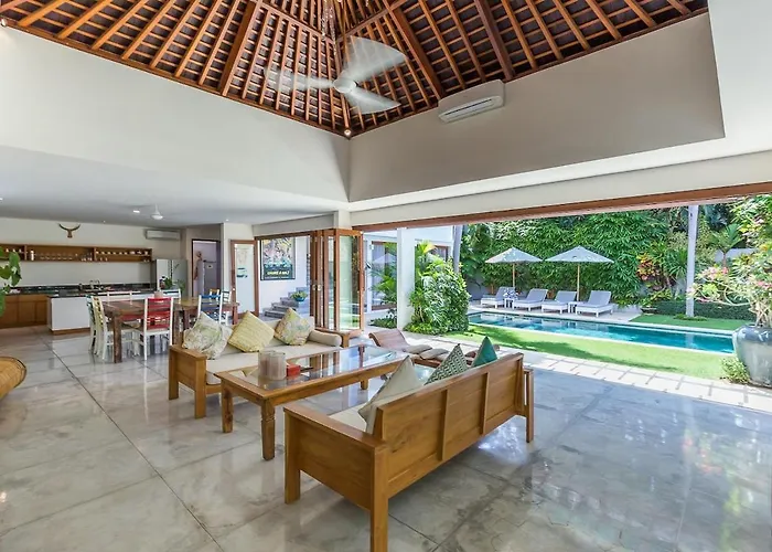Villa 3br With Ac Living & 12m Pool *
