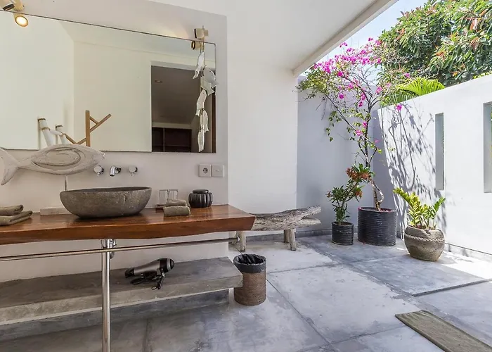 Villa 3br With Ac Living & 12m Pool *